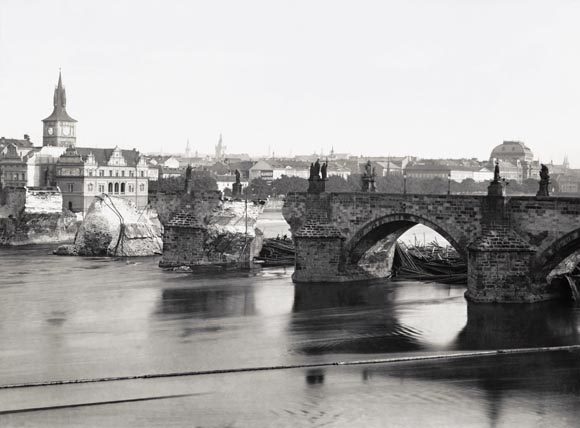 Karlův most se strženými oblouky po povodni v září 1890