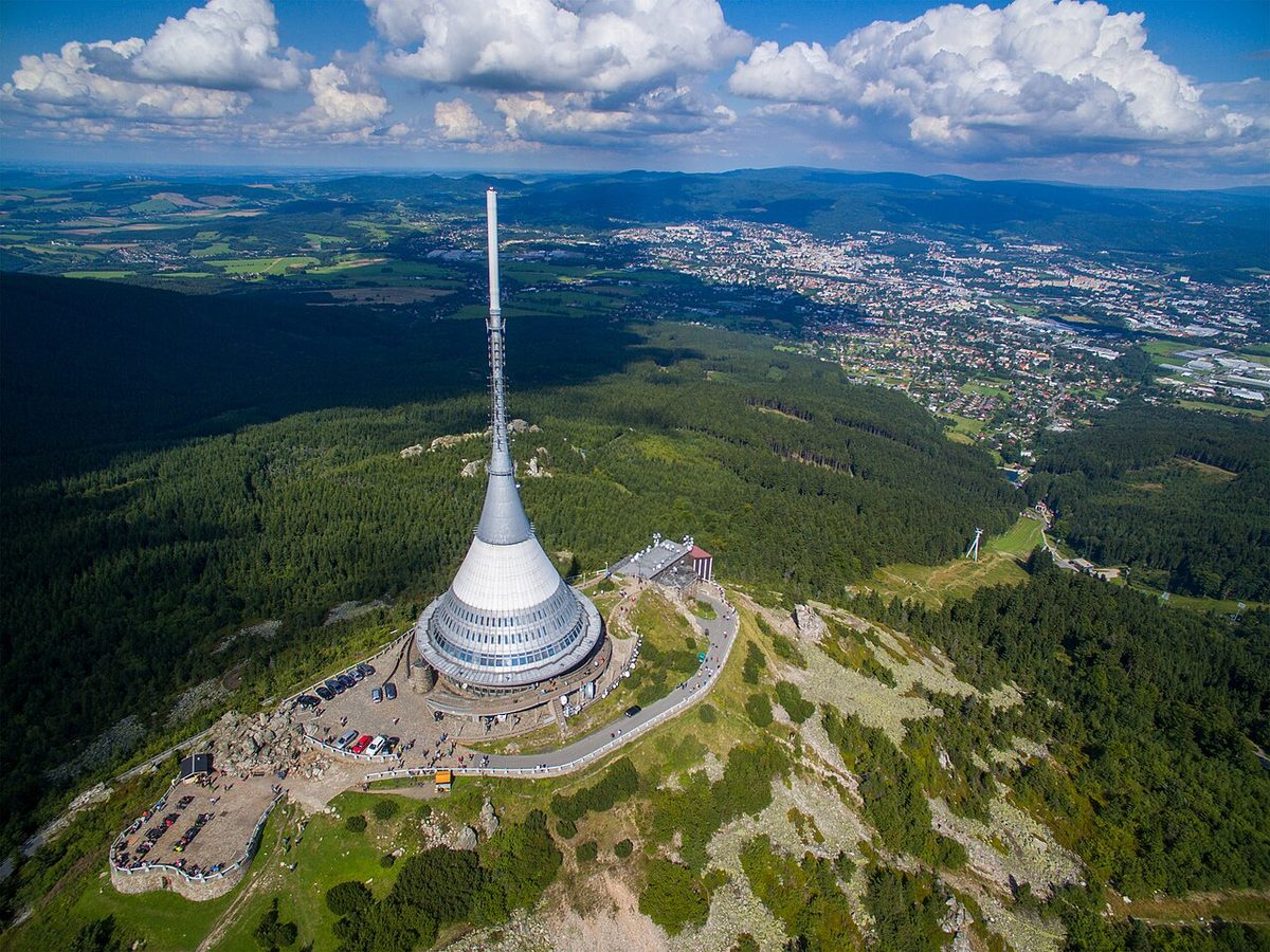 Ještěd s vysílačem nad Libercem