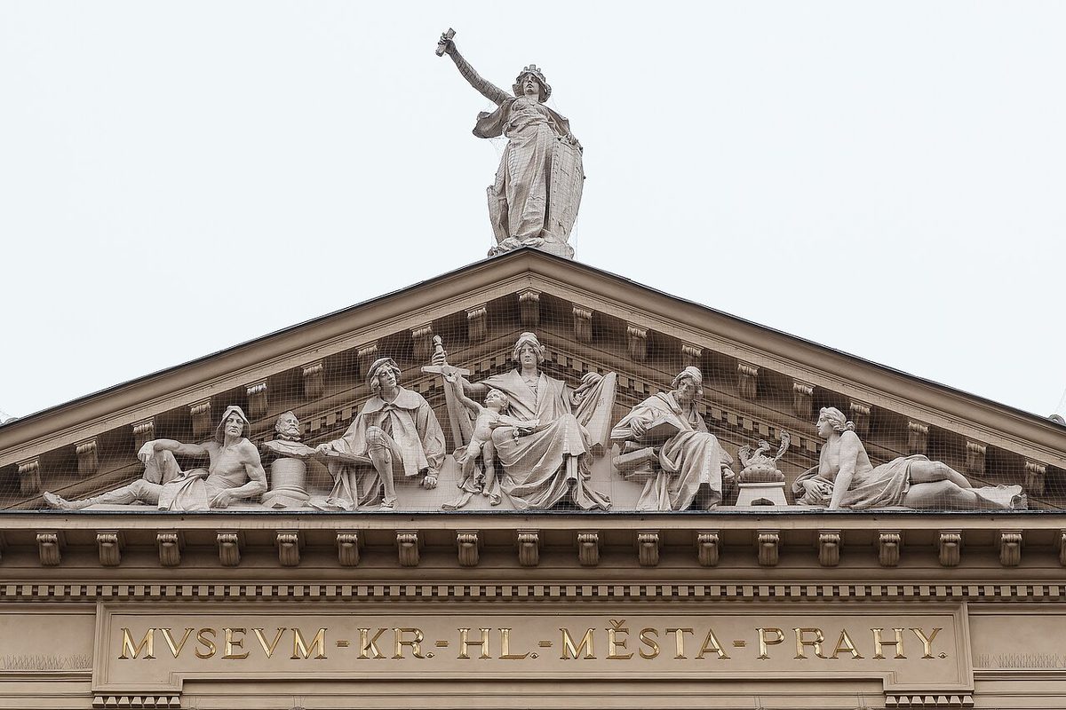 Tympanon hlavní budovy Muzea Prahy na Florenci s reliéfem Ladislava Šalouna, 2025