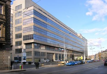 Jižní průčelí Veletržního paláce v ulici Dukelských hrdinů