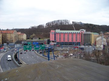 Praha - Smíchov. Pohled ze smíchovského portálu Strahovského tunelu, směr Mrázovka, 2014
