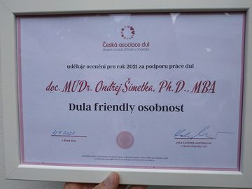 Auszeichnung Dula-friendly-Persönlichkeit des Jahres 2021 für doc. MUDr. Ondřej Šimetka, Ph.D., MBA