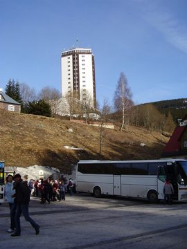 Hotel Horizont v Peci pod Sněžkou v Krkonoších, v popředí autobusové nádraží, 2008