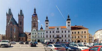 Velké náměstí s katedrálou, Bílou věží a jezuitským kostelem
