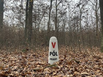 Stein zur Markierung des östlichen Pols Prags, 2020