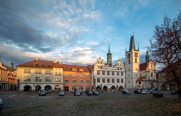 Mírové náměstí v Litoměřicích s radnicí a kostelem Všech svatých