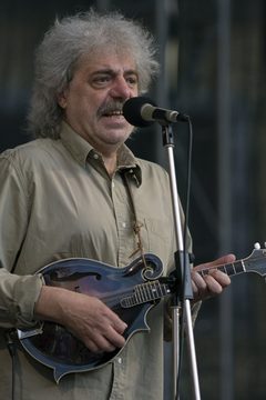 Robert Křesťan, významný český zpěvák a skladatel, zde na mandolínu s bluegrassovou kapelou Druhá Tráva, 2008