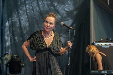 Bára Basiková bei einem Konzert von Stromboli in den Ledárny Braník, 2022