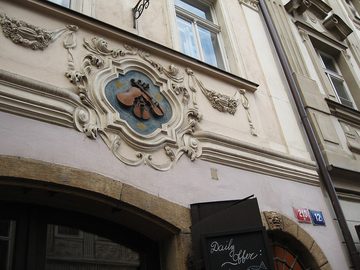 Znak domowy U Tří housliček, Nerudova 12