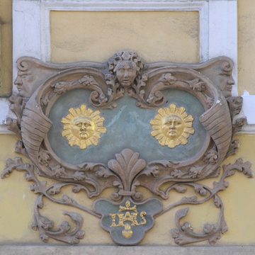 Hauszeichen Dům U Dvou slunců, Nerudova 47, wo Jan Neruda wohnte