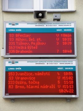 Informační panely IDS JMK v železniční stanici, Tišnov, 2011