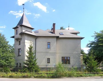 Vila na roku Ratbořské a Starokolínské ulice v Újezdě nad Lesy (Praha 21), 2007
