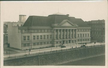 Městské lázně v Plzni na pohlednici z roku 1932