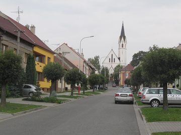 Straße mit der Kirche in Dolní Němčí, 2010