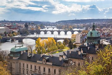 Vltava v Praze s řadou mostů