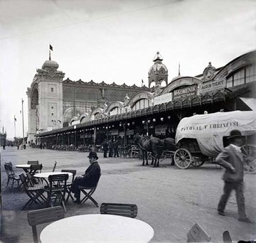 In front of the Industrial Palace during the Jubilee Land Exhibition, 1891