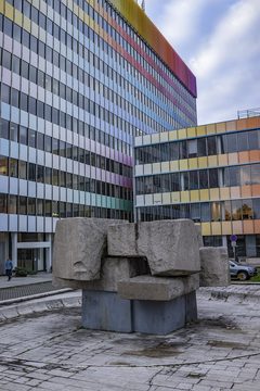 Kamenná plastika "Kamenná skladba" u budovy bývalého Chemapolu v Kodaňské ulici od Karla Kronycha (1969), 2019