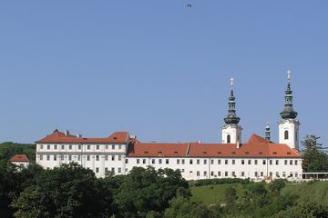 Praha, Hradčany - pohled na Strahovský klášter z ulice Úvoz, 2008