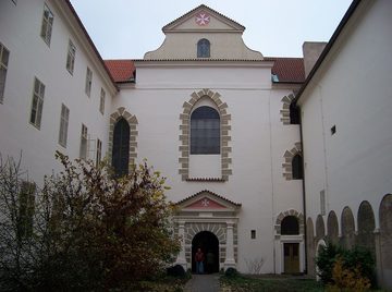 Průčelí kostela z nádvoří mezi věžemi