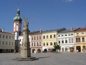 Místek, Náměstí Svobody, severní strana, vlevo socha Panny Marie, v pozadí kostel svatého Jakuba, 2008