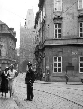 Corner of Celetná and Ovocný trh, the Powder Tower in the background, 1932 (Fortepan)