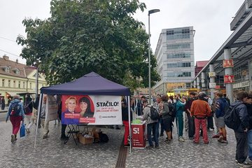Petiční stánek STAČILO! před sněmovními volbami v roce 2025 na Andělu v Praze