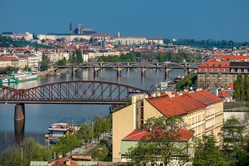 Vltava se železničním mostem pod Vyšehradem, v pozadí Pražský hrad
