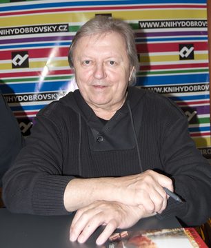Václav Neckář na autogramiádě dne 18. listopadu 2010 v brněnském knihkupectví Knihy Dobrovský