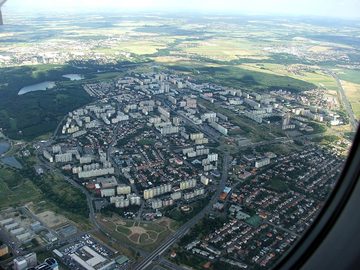 Letecký pohled na pražské sídliště Jižní Město - jeho východní část se stanicemi metra Háje a Opatov, 2008