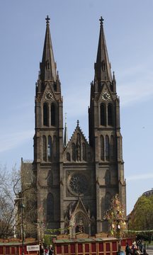 Kostel sv. Ludmily na náměstí Míru