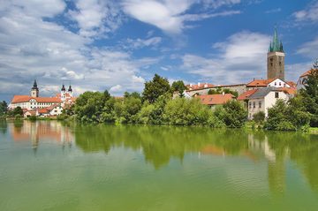 Telč – widok na wewnętrzne miasto przez staw Ulický rybník, 2014
