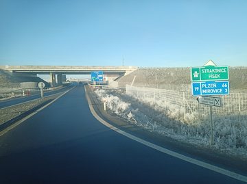 Круговая развязка у автомагистрали D4 возле Лет, 2025
