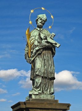 Socha svatého Jana Nepomuckého na Karlově mostě v Praze