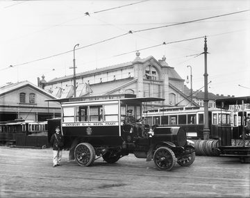 Автобус первой пражской автобусной линии у депо в Голешовице, 1908