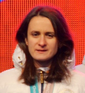 Zleva: Martina Sáblíková a Ester Ledecká, české olympijské medailistky ze ZOH 2018 s trenérem Sáblíkové Petrem Novákem