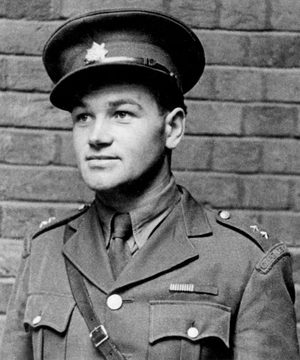 Jan Kubiš, jeden z atentátníků z operace Operace Anthropoid. Foceno před známou zdí v londýnském Porchester Gate, 1941