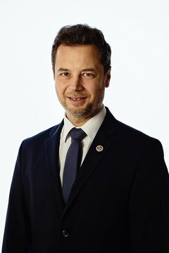 Na fotografii je Josef Klement focený v ateliéru. Fotila ji Eva Klimentová Repaská pro účely předvolební kampaně 2020
