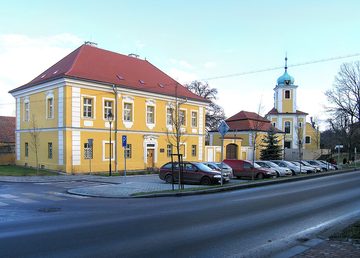 The parish house and the Church of the Exaltation of the Holy Cross on Vinořské náměstí, 2007