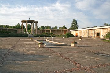 Pamatnik Lidice. V pravo na obrazku je Lidicke Museum, 2009
