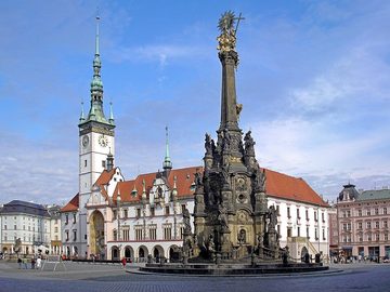 Horní náměstí se sloupem Nejsvětější Trojice a radnicí